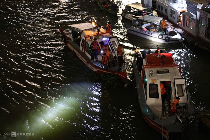 Nữ tài xế tử vong sau khi ô tô gãy lan can cầu Đồng Nai, lao xuống sông