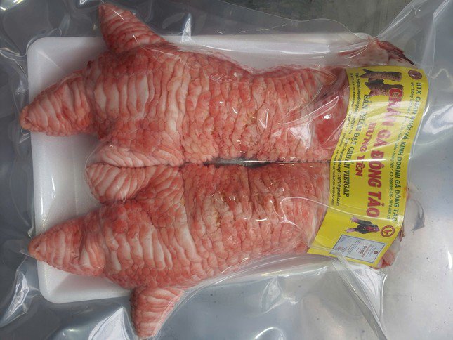 Cặp chân gà nặng 1,6 kg được bán với giá 2 triệu đồng.