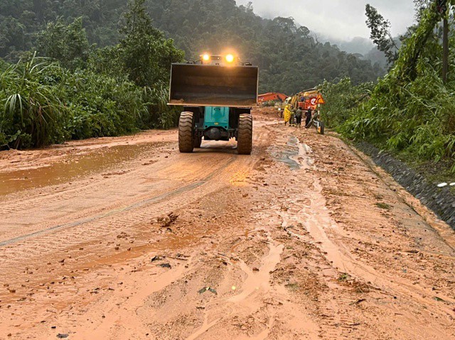 Nha Trang đối mặt với nguy cơ ngập lụt nghiêm trọng, hàng trăm người mắc kẹt trên đèo Khánh Lê