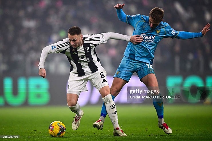 Juventus (áo sọc đen trắng) chơi đầy nỗ lực trước Venezia