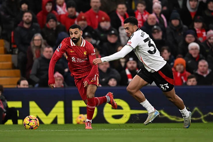 Liverpool (áo đỏ) bị Fulham cầm hòa