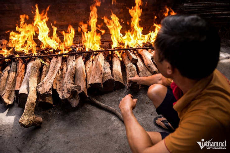 Củi phải dùng củi nhãn do loại củi này cháy ra than, không sinh khói độc hại, giữ nhiệt ổn định suốt quá trình kho, giúp cá chín đều, không bị ám khói.