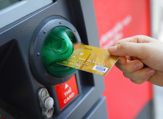 Người dùng sử dụng thẻ ATM (thẻ vật lý) sẽ vẫn được rút tiền tại máy ATM và giao dịch tại máy POS sau ngày 1-1-2025.