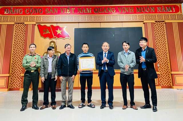 Ông Phan Xuân Cảnh, Chủ tịch UBND huyện Duy Xuyên trao giấy khen cho anh Bùi Thanh Tài