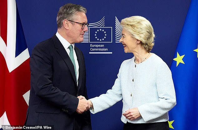 Thủ tướng Anh Keir Starmer bắt tay với Chủ tịch Ủy ban Châu Âu Ursula Von der Leyen tại Brussels – Bỉ hồi tháng 10. Ảnh: PA