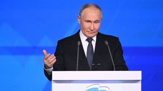 Tổng thống Nga Vladimir Putin phát biểu tại phiên họp toàn thể đại hội lần thứ 22 của đảng Nước Nga Thống nhất tại Trung tâm Quốc gia Nga ở Moscow ngày 14-12. Ảnh: Sputnik