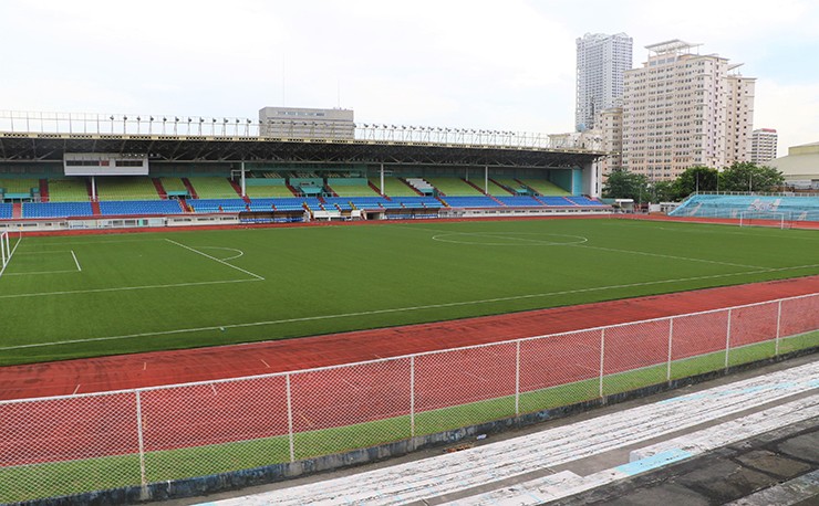 Tuy vậy, mặt cỏ sân&nbsp;Rizal Memorial là cỏ nhân tạo nên ít nhiều cũng sẽ gây khó khăn cho các cầu thủ của tuyển Việt Nam khi đã quen thi đấu trên các mặt sân cỏ tự nhiên.
