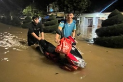 Mưa lớn và xả lũ gây ngập sâu vùng ngoại ô Nha Trang, ảnh hưởng hàng nghìn hộ dân