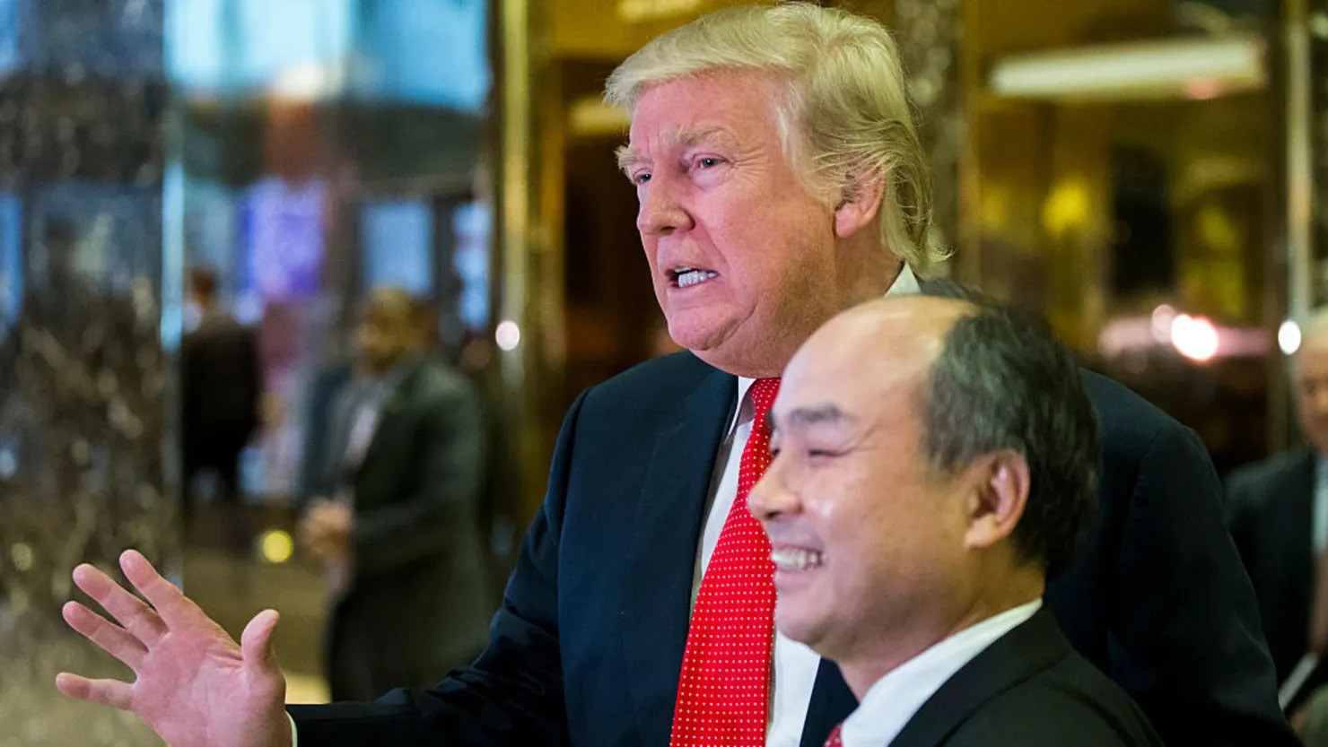 Tổng thống đắc cử Donald Trump và Giám đốc điều hành SoftBank Masayoshi Son&nbsp;