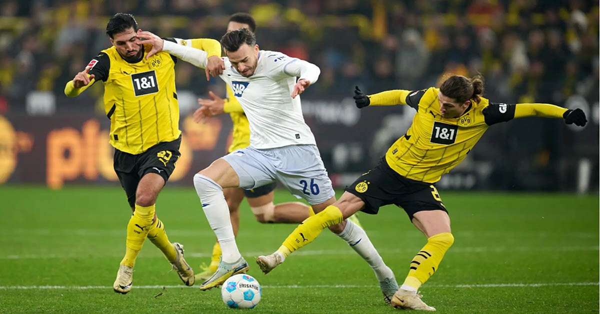 Dortmund (áo vàng) lại không thắng ở Bundesliga