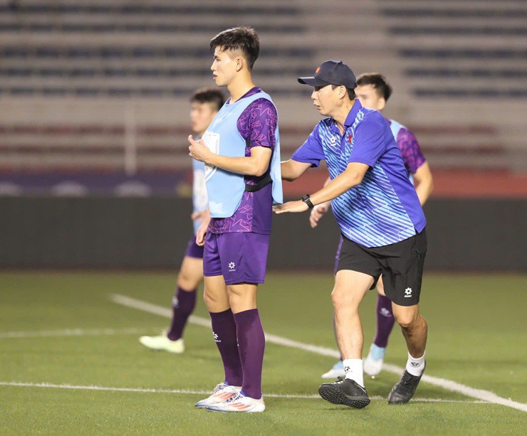 HLV Kim Sang Sik “kèm” khá chặt các học trò trong suốt buổi tập của ĐT Việt Nam trên sân Rizal Memorial.