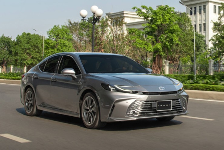 Chính thức có giá bán Toyota Camry thế hệ mới - 2