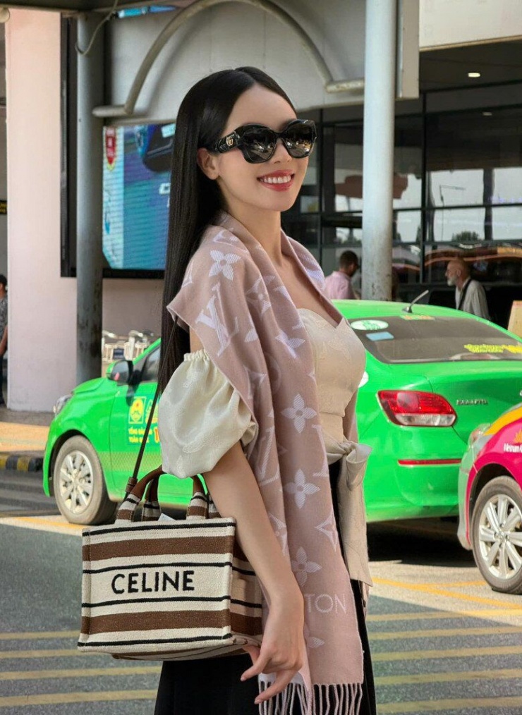 Miss International 2024 Thanh Thủy tô điểm phong cách bằng khăn Louis Vuitton 635 USD khi đi sân bay. Cô nàng còn khéo léo phối thêm một chiếc túi đeo trên vai là thiết kế chất liệu jacquard của Celine, có giá 1.800 USD (gần 46 triệu đồng).