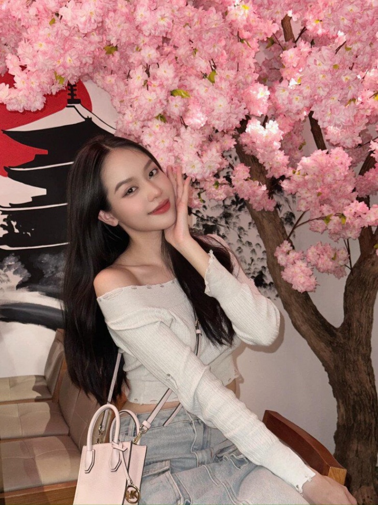 Về nước sau đăng quang Miss International 2024, Thanh Thủy tranh thủ tụ họp bạn bè.&nbsp;Trong khoảnh khắc đi ăn tối, hoa hậu diện trang phục trẻ trung với áo crop top và chân váy jeans hở rốn,&nbsp;phối cùng chiếc túi xách Michael Kors tông hồng với mức giá 2.5 triệu đồng.&nbsp;