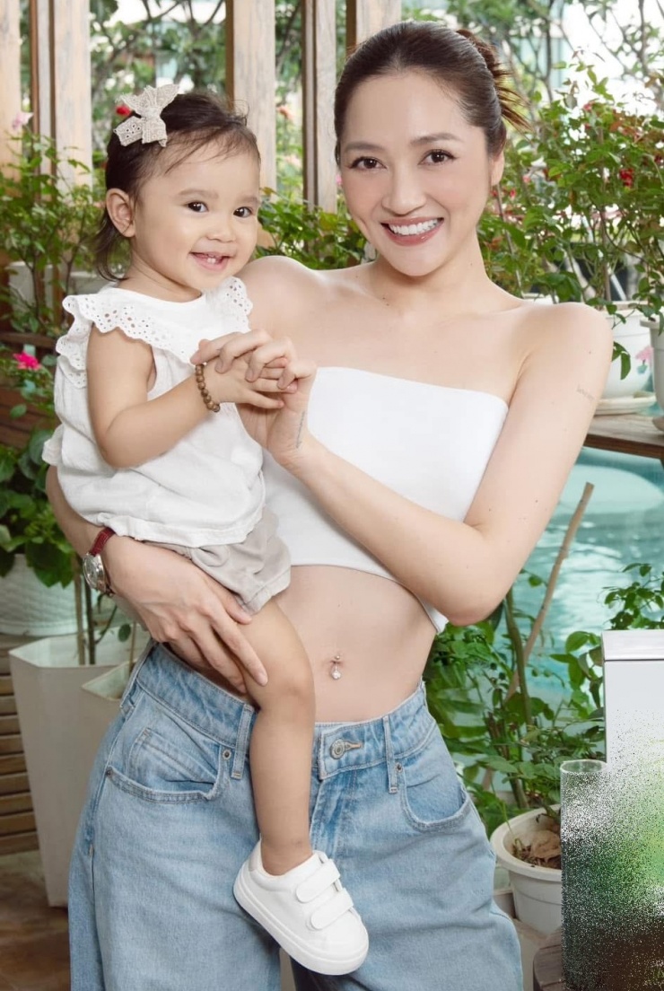 Hai mẹ con cùng diện trang phục sắc trắng. Bảo Anh phối crop top với quần jean tôn eo thon.