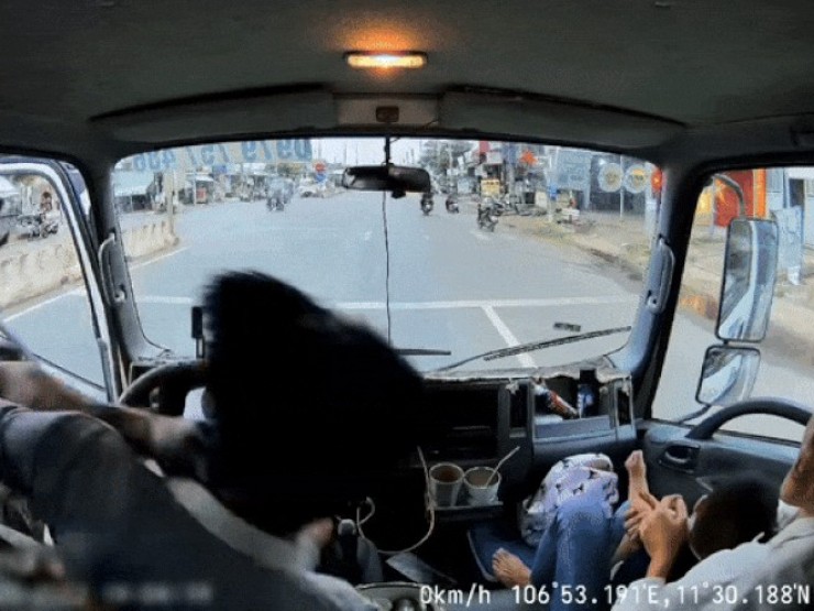 Bức xúc vụ tài xế xe tải bị hành hung ngay trên vô lăng ở Bình Phước