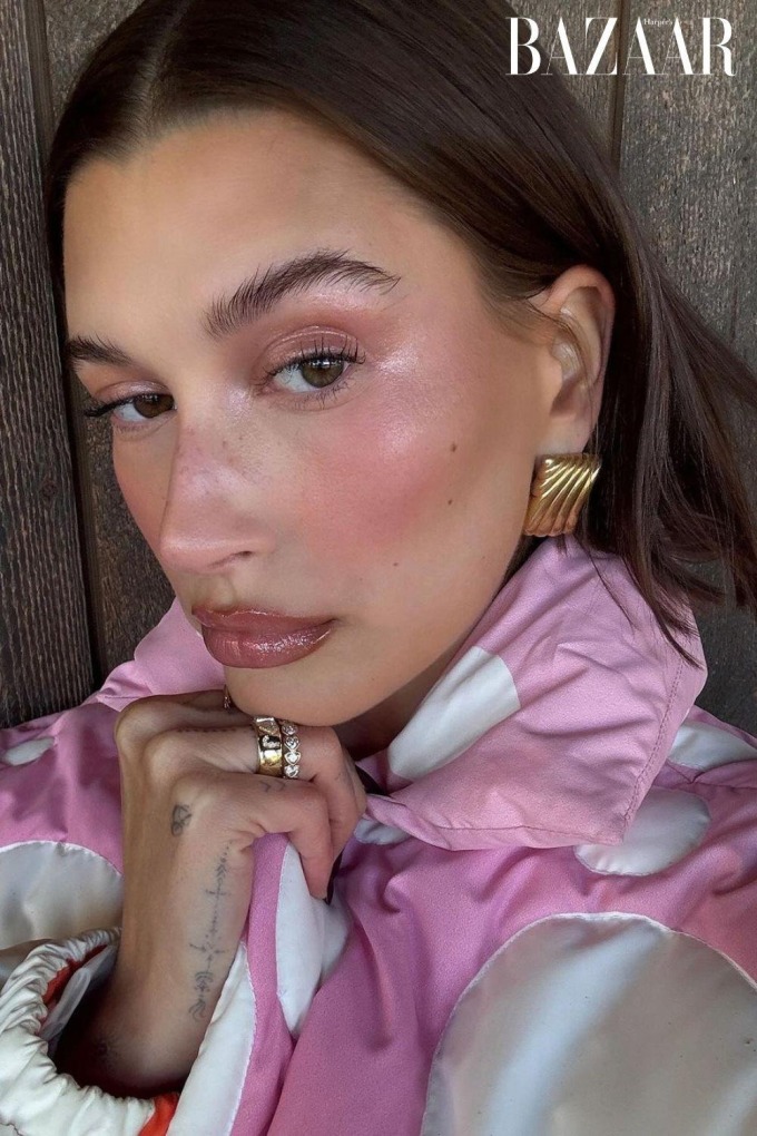 Hailey Bieber là người dẫn đầu xu hướng trang điểm Sugar Plum Fairy.