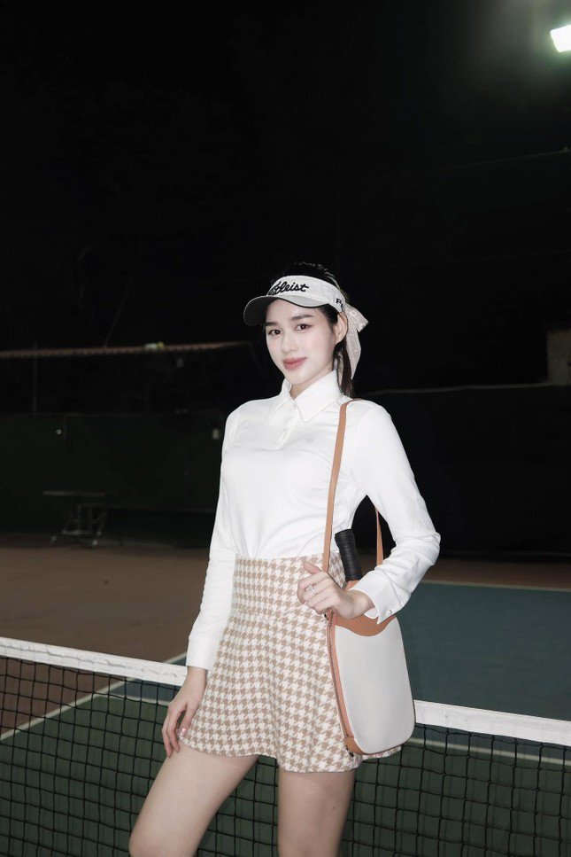 Không chỉ style du lịch mà cả trang phục chơi pickleball cũng được Hoa hậu Đỗ Thị Hà thay đổi cho phù hợp với mùa Đông miền Bắc. Nàng hậu mặc áo dài tay giúp giữ ấm khi chơi thể thao ngoài trời mà vẫn gọn gàng năng động.