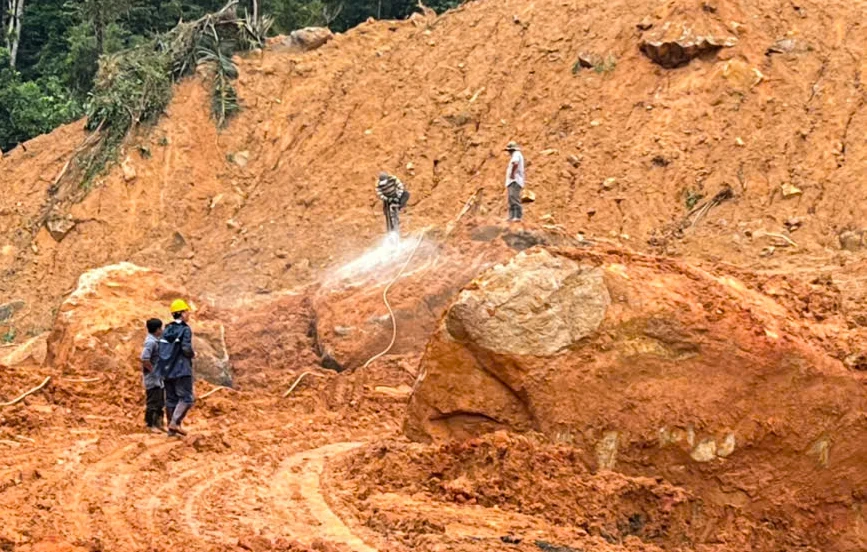 Các công nhân đang dùng máy khoan để phá đá. Ảnh: MT