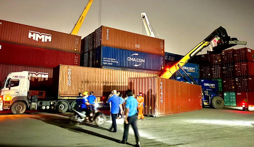 Tài xế xe container tử vong thương tâm khi bị xe nâng tông trúng trong cảng