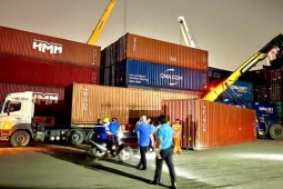 Tài xế xe container tử vong thương tâm khi bị xe nâng tông trúng trong cảng