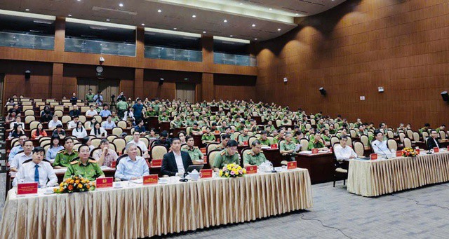 Các đại biểu tham dự tọa đàm "Nâng cao năng lực phòng chống tội phạm lĩnh vực tài chính trên không gian mạng" sáng 18-12