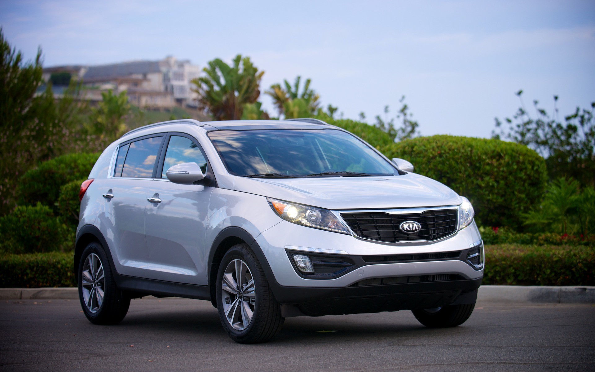 Kia Sportage 2015 có thiết kế mạnh mẽ, thể thao và vẫn giữ được nét hiện đại sau nhiều năm.