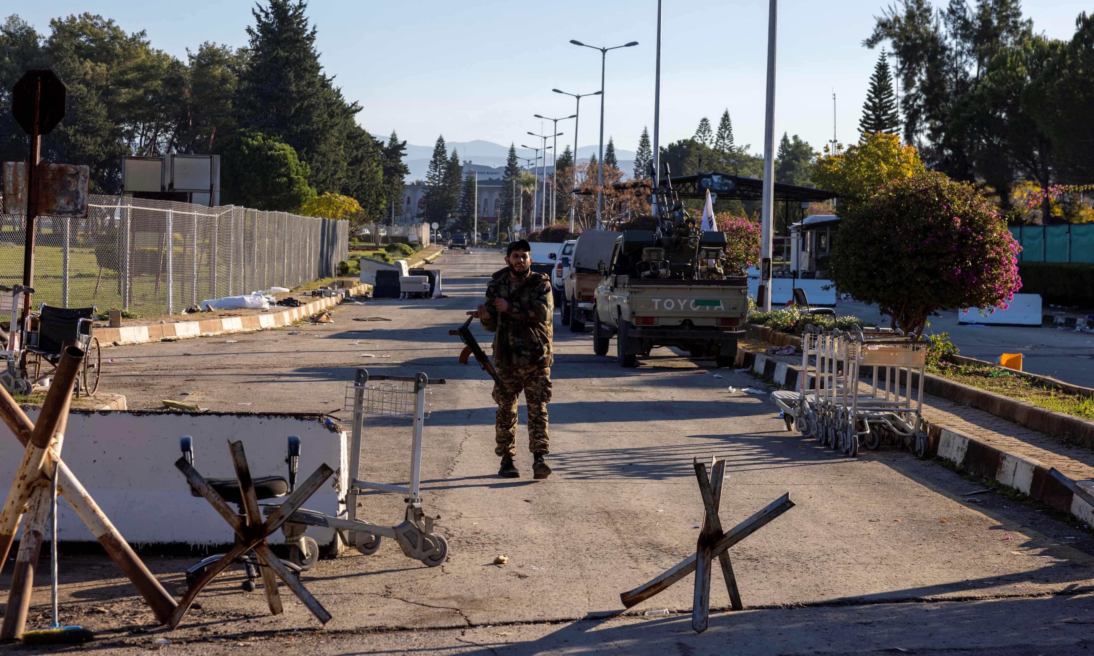 Chiến binh HTS canh gác bên ngoài căn cứ không quân Nga Khmeimim ở tỉnh Latakia. Ảnh: Reuters.