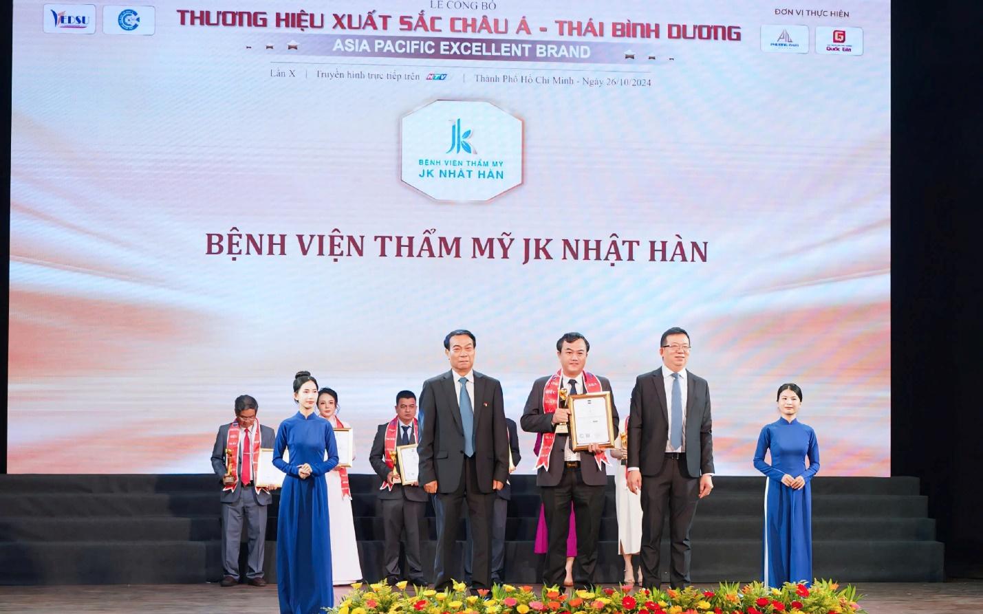 Bác sĩ Lê Viết Trí đón nhận cúp vàng Thương hiệu xuất sắc Châu Á – Thái Bình Dương năm 2024