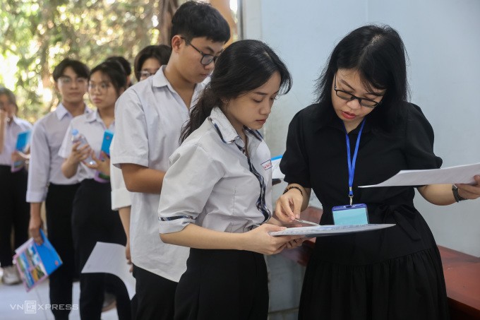 Thí sinh vào phòng thi đánh giá năng lực của Đại học Quốc gia TP HCM hôm 7/4. Ảnh:&nbsp;Quỳnh Trần