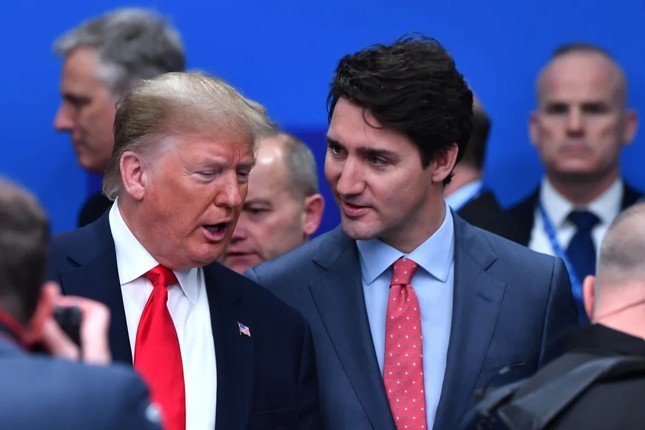 Ông Donald Trump nói chuyện với Thủ tướng Canada Justin Trudeau trong phiên họp toàn thể của hội nghị thượng đỉnh NATO tại Anh, ngày 4/12/2019. Ảnh: Getty Images.