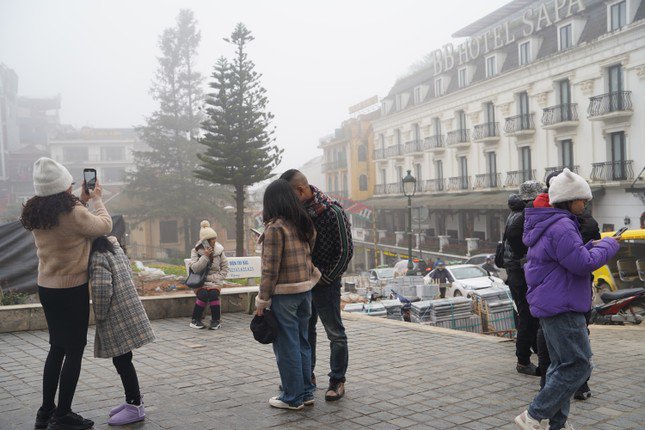 Sương mù bao phủ Sa Pa, du khách kêu &#39;lạnh quá trời&#39; - 12