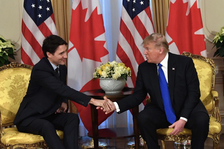 Tổng thống đắc cử Mỹ Donald Trump (phải) bắt tay Thủ tướng Canada Justin Trudeau. Ảnh: AFP.