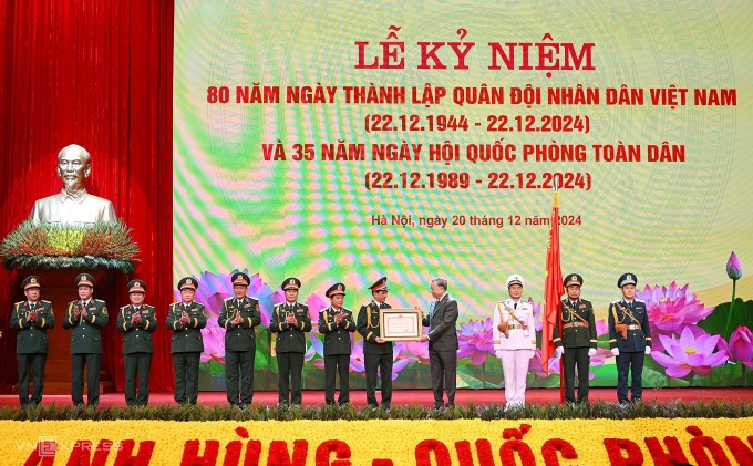 Tổng Bí thư Tô Lâm trao quyết định khen thưởng, trao Huân chương Hồ Chí Minh tặng Quân đội nhân dân Việt Nam. Ảnh: Giang Huy