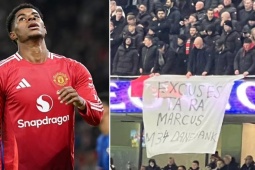 Fan MU giăng biểu ngữ đòi đuổi Rashford, Carragher khuyên đàn em "nói ít lại"