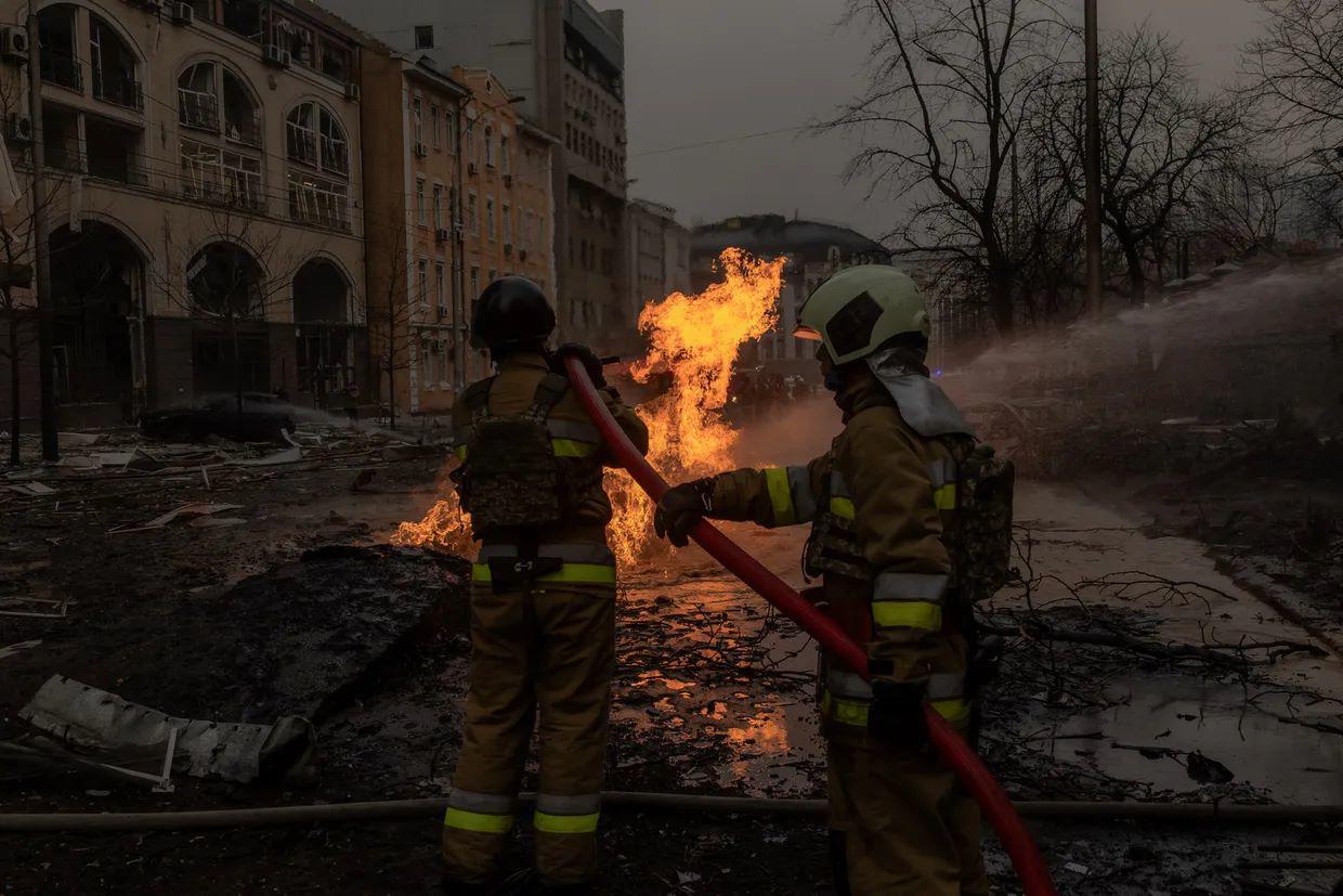 Lính cứu hỏa Ukraine dập lửa ở trung tâm Kiev (ảnh: AFP)