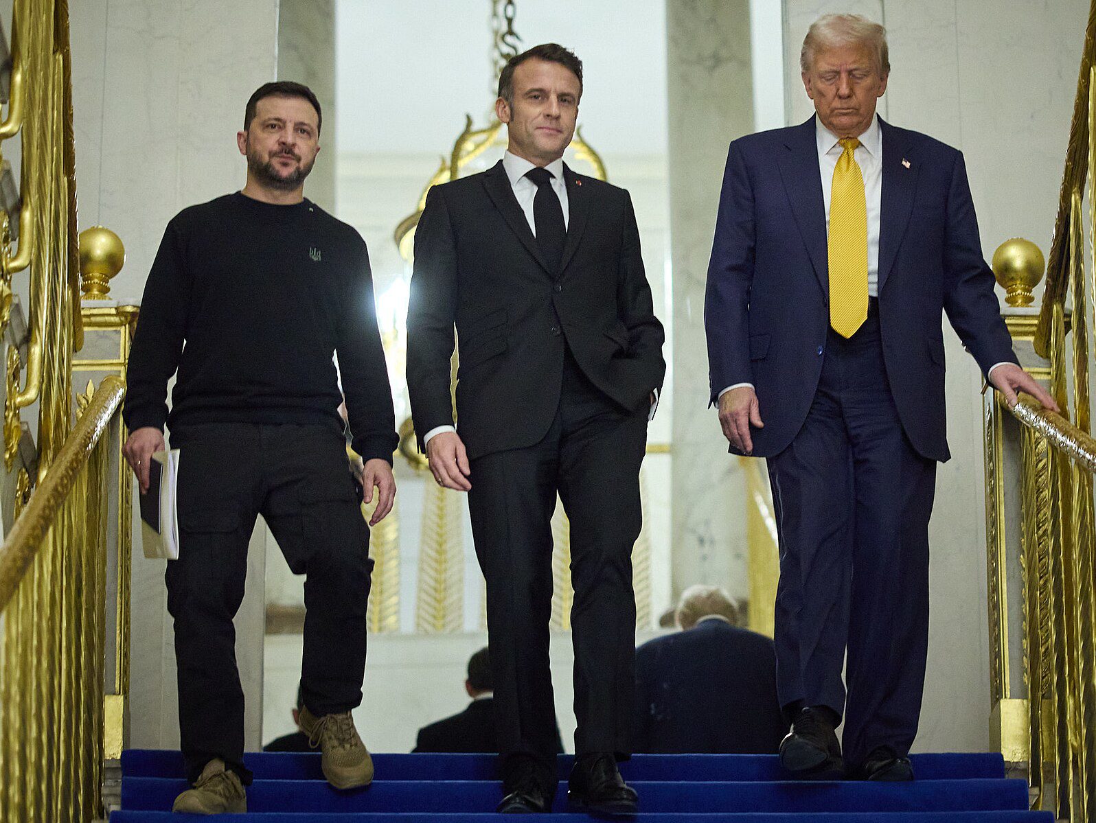 Tổng thống Ukraine Volodymyr Zelensky (trái), Tổng thống Pháp Emmanuel Macron (giữa) và Tổng thống đắc cử Mỹ Donald Trump trong một cuộc gặp ở Paris hồi đầu tháng này. Ảnh: EPA/EFE.