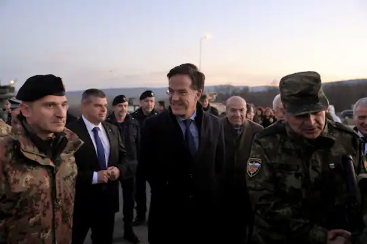 Tổng thư ký NATO Mark Rutte (giữa) gặp gỡ các quân nhân đóng quân ở Bulgaria vào ngày 19/12/2024. Ảnh: EPA/EFE.