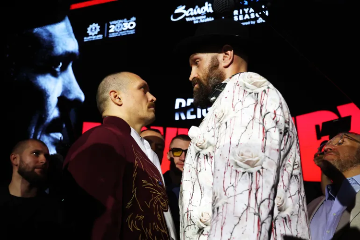 Fury (bên phải) được khuyên phải tấn công vào phần thân của Usyk nhiều hơn