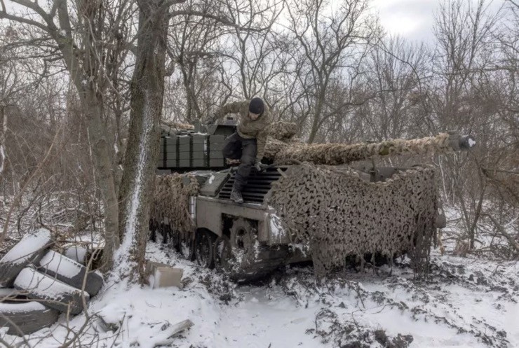 Binh sĩ Ukraine vận hành xe tăng Leopard 1A5 ở khu vực gần thành phố Pokrovsk vào ngày 13/12/2024. Tuyết rơi khá dày ở khu vực này và nhiệt độ giảm sâu. Ảnh: ROMAN PILIPEY/GETTY IMAGES.