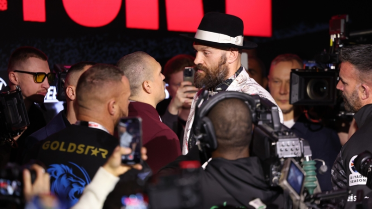 Tyson Fury (bên phải) và Oleksandr Usyk (bên trái) nhìn nhau tới gần 12 phút ở buổi họp báo trước trận đấu