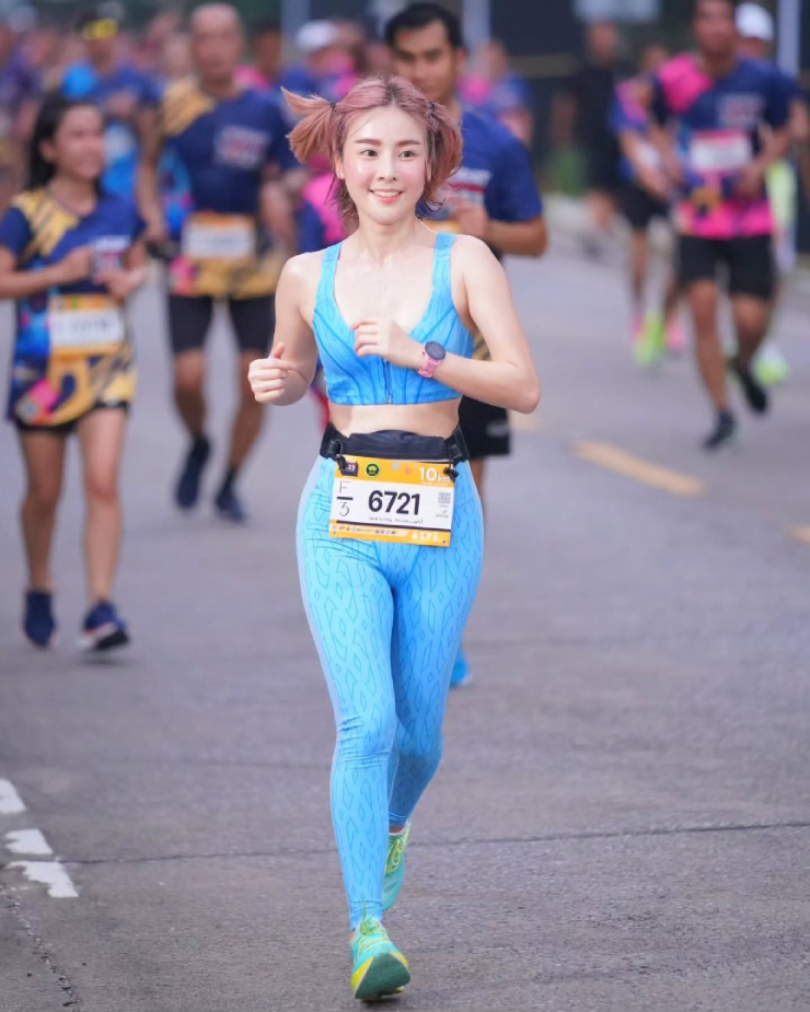 Mỹ nữ marathon mặc bikini "nửa kín nửa hở", 34 tuổi vẫn đẹp như 18 - 9