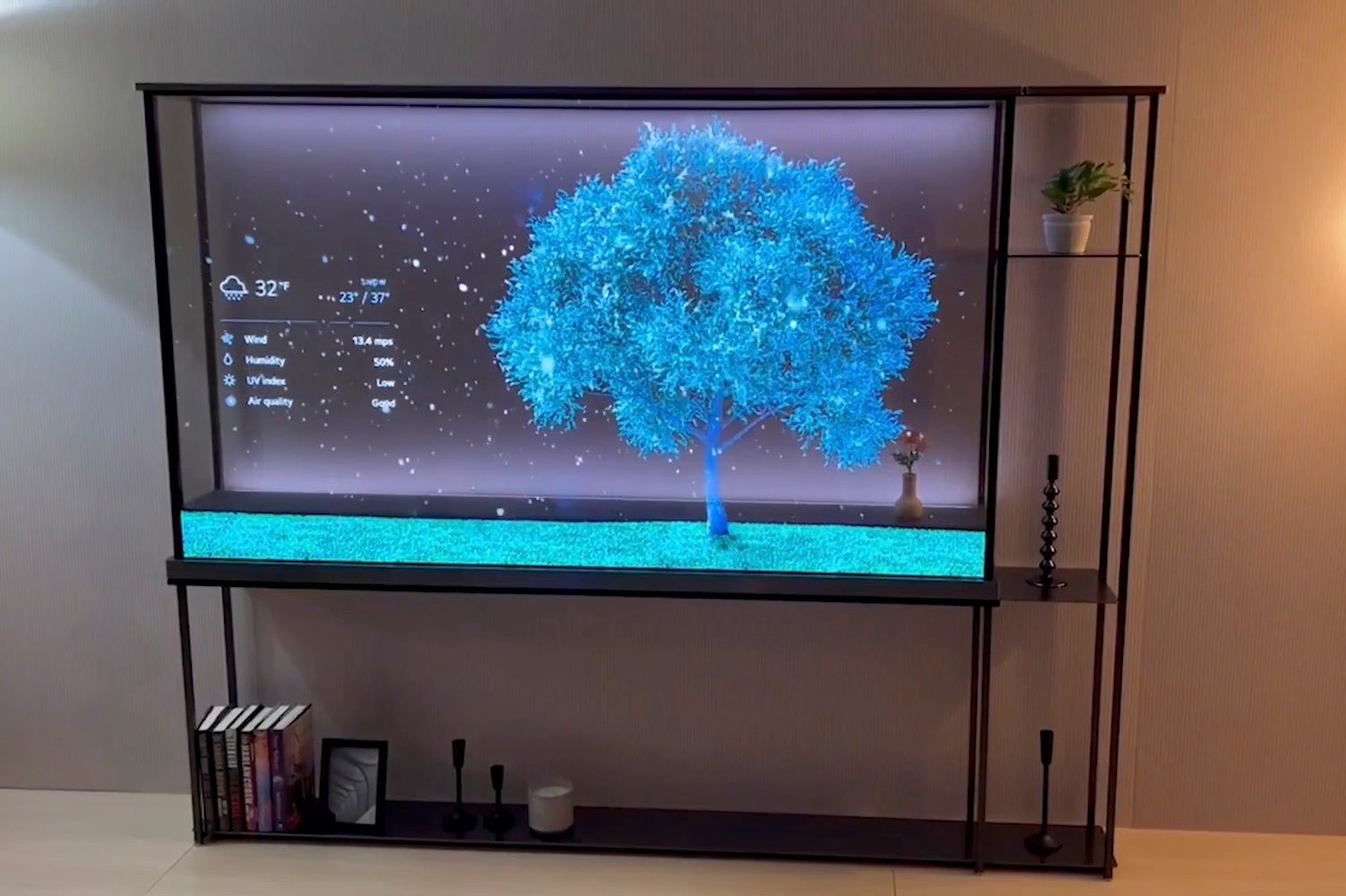 Chế độ trong suốt của Signature OLED T cho phép người dùng nhìn xuyên qua màn hình.