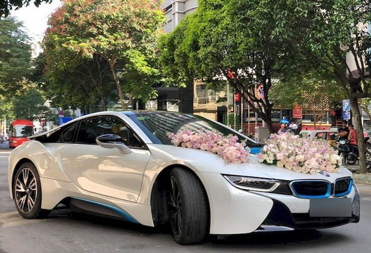 Doanh nhân Đức Phạm đến nhà Diệp Lâm Anh bằng siêu xe&nbsp;BMW i8 để rước dâu.