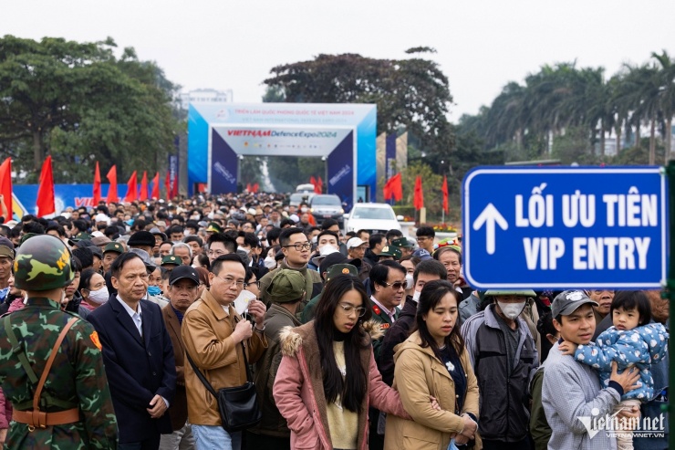  Dù 9h Ban tổ chức mới mở cửa đại trà cho người dân đã đăng ký vào tham quan nhưng ngay từ 6h đã xuất hiện dòng người ùn ùn bên ngoài cổng.  