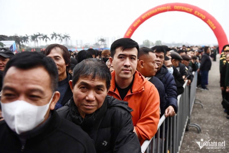 Càng về trưa, lượng người tập trung về đây càng đông hơn. Họ chủ yếu là thanh niên, trung niên và những người yêu thích tìm hiểu về vũ khí, thiết bị quân sự.