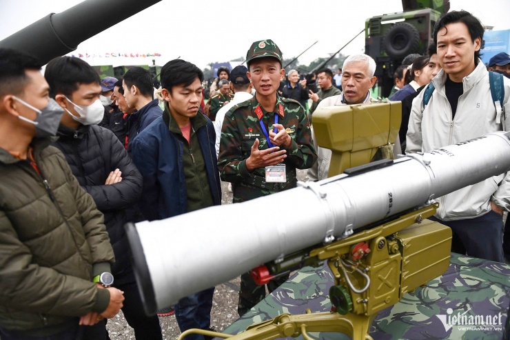 Khách tham quan chăm chú nghe thuyết minh về tên lửa chống tăng FAGOT, loại vũ khí có khả năng mang theo tên lửa 1.100mm với khối lượng tên lửa 12,5kg.