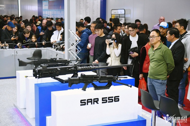 Tràn ngập người dân tại triển lãm quốc phòng, nườm nượp tham quan vũ khí tối tân