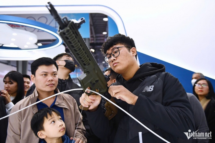 Tràn ngập người dân tại triển lãm quốc phòng, nườm nượp tham quan vũ khí tối tân