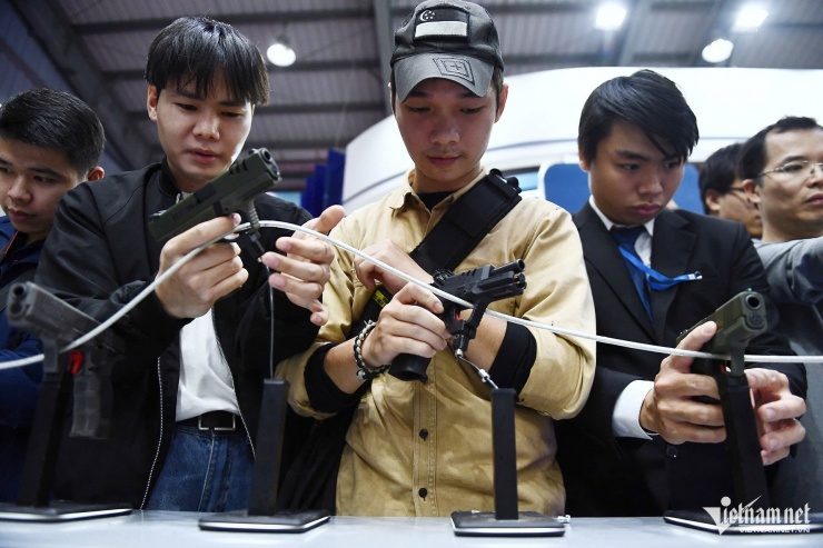 Tràn ngập người dân tại triển lãm quốc phòng, nườm nượp tham quan vũ khí tối tân